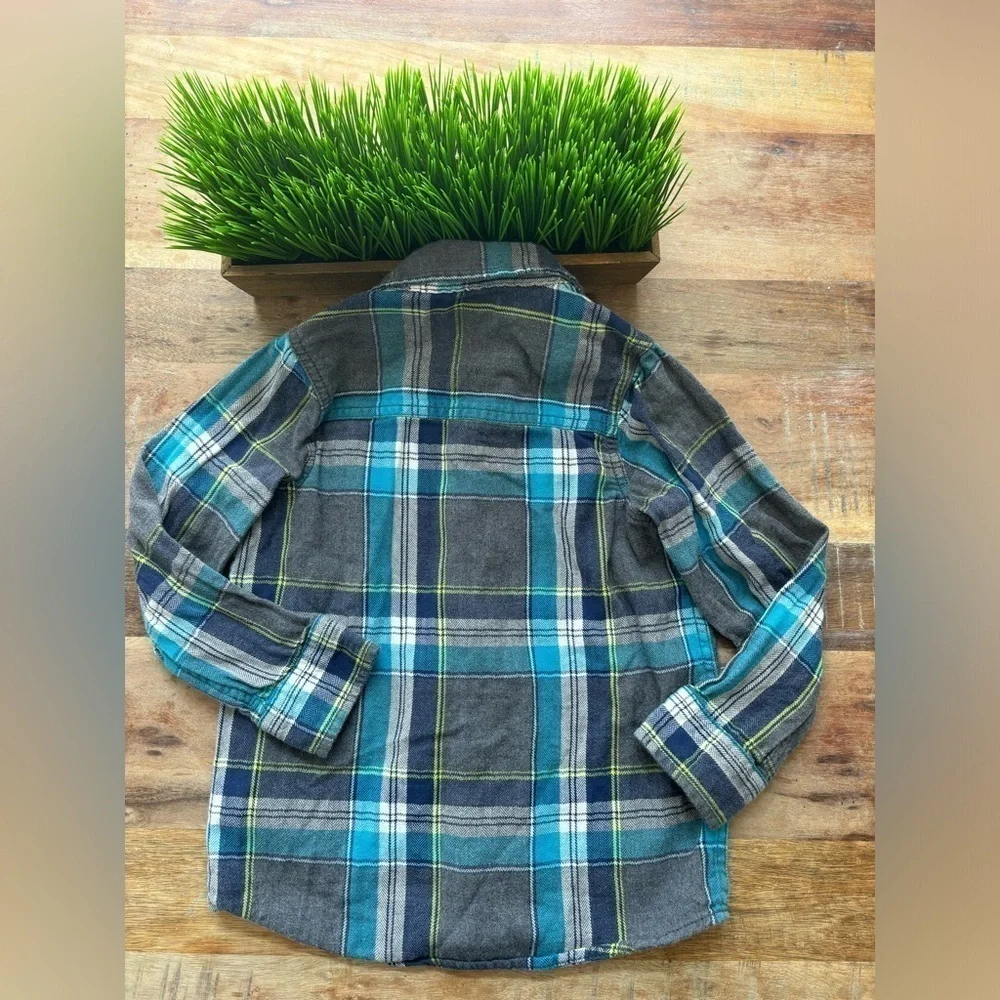 Oshkosh B’Gosh Size 6 Blue Plaid Button Down Flannel